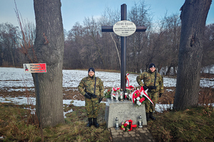 Warta honorowa przy krzyżu. Na tabliczce przytwierdzonej do krzyża widnieje napis: Tu poległ Cezary Haller major WP śmiercią bohaterską w obronie ziemi śląskiej w czasie najazdu czeskiego 26.01.1919. Cześć jego pamięci! Warta honorowa przy krzyżu. Na tabliczce przytwierdzonej do krzyża widnieje napis: Tu poległ Cezary Haller major WP śmiercią bohaterską w obronie ziemi śląskiej w czasie najazdu czeskiego 26.01.1919. Cześć jego pamięci!