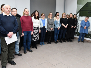 Uśmiechnięci i zadowoleni pracownicy cywilni, stoją obok siebie podczas przemówienia komendanta. Uśmiechnięci i zadowoleni pracownicy cywilni, stoją obok siebie podczas przemówienia komendanta.