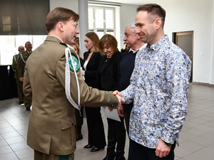 Gen. bryg. SG Andrzej Jakubaszek gratuluje jednej z wyróżnionych osób. Gen. bryg. SG Andrzej Jakubaszek gratuluje jednej z wyróżnionych osób.