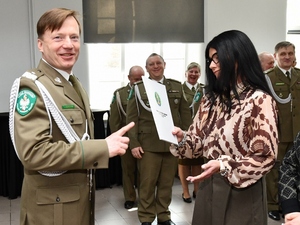 Gen. bryg. SG Andrzej Jakubaszek wręcza dyplom i gratuluje jednej z wyróżnionych pracownic. Gen. bryg. SG Andrzej Jakubaszek wręcza dyplom i gratuluje jednej z wyróżnionych pracownic.