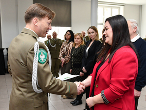 Gen. bryg. SG Andrzej Jakubaszek – z lewej, wręcza dyplom i gratuluje jednej z wyróżnionych pracownic. W tle cztery kolejne nagrodzone osoby Gen. bryg. SG Andrzej Jakubaszek – z lewej, wręcza dyplom i gratuluje jednej z wyróżnionych pracownic. W tle cztery kolejne nagrodzone osoby