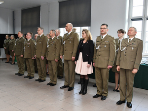 Kadra kierownicza ŚLOSG. 19 osób stoi na baczność. Wśród tych osób jest 7 kobiet. Kadra kierownicza ŚLOSG. 19 osób stoi na baczność. Wśród tych osób jest 7 kobiet.