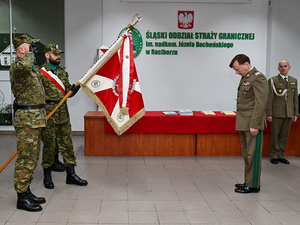 Gen. bryg. SG Andrzej Jakubaszek z prawej, oddaje honor sztandarowi ŚLOSG Gen. bryg. SG Andrzej Jakubaszek z prawej, oddaje honor sztandarowi ŚLOSG