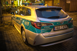 Samochód Straży Granicznej. Toyota Corolla. Wieczorne ujęcie. Ciepła barwa świateł na samochodzie. Samochód Straży Granicznej. Toyota Corolla. Wieczorne ujęcie. Ciepła barwa świateł na samochodzie.