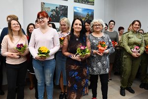 Licznie zgromadzone panie. Wszystkie trzymają kwiaty. Licznie zgromadzone panie. Wszystkie trzymają kwiaty.