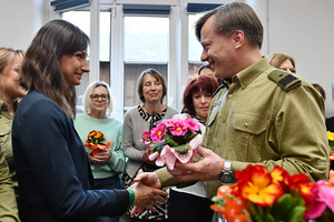 Komendant ŚlOSG gen. bryg. SG Andrzej Jakubaszek wręcza jednej z kobiet kwiaty. Na wszystkich twarzach widać uśmiech. Komendant ŚlOSG gen. bryg. SG Andrzej Jakubaszek wręcza jednej z kobiet kwiaty. Na wszystkich twarzach widać uśmiech.