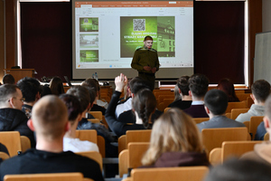 Sala wykładowa. Studenci siedzący na krzesłach. Przed nimi stoi por. SG Szymon Mościcki, za nim wyświetlona jest prezentacja. Sala wykładowa. Studenci siedzący na krzesłach. Przed nimi stoi por. SG Szymon Mościcki, za nim wyświetlona jest prezentacja.