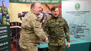 Od lewej Dowódca Jednostki Wojskowej 3940 w Gliwicach płk Artur Kozłowski i Komendant Śląskiego Oddziału Straży Granicznej gen. bryg. SG Andrzej Jakubaszek. Podają sobie dłonie.  Po ich prawej i lewej stronie ustawione są rollupy Straży Granicznej, za nimi rollup Jednostki Wojskowej Agat. Od lewej Dowódca Jednostki Wojskowej 3940 w Gliwicach płk Artur Kozłowski i Komendant Śląskiego Oddziału Straży Granicznej gen. bryg. SG Andrzej Jakubaszek. Podają sobie dłonie.  Po ich prawej i lewej stronie ustawione są rollupy Straży Granicznej, za nimi rollup Jednostki Wojskowej Agat.