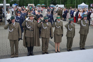 Przedstawiciele służb mundurowych składaja hołd pod pomnikiem Przedstawiciele służb mundurowych składaja hołd pod pomnikiem