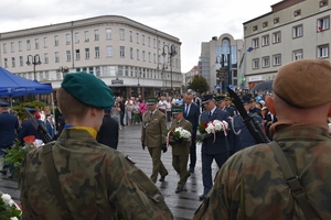 Zastępca Komendanta Śląskiego Oddziału SG, płk SG Grzegorz Drożyński oraz Komendant Placówki SG w Opolu ppłk SG Jerzy Łukasik składają kwiaty pod Pomnikiem Bojownikom o Polskość Śląska Opolskiego przy Placu Wolności w Opolu Zastępca Komendanta Śląskiego Oddziału SG, płk SG Grzegorz Drożyński oraz Komendant Placówki SG w Opolu ppłk SG Jerzy Łukasik składają kwiaty pod Pomnikiem Bojownikom o Polskość Śląska Opolskiego przy Placu Wolności w Opolu