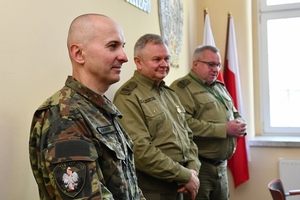 Kadra kierownicza ŚlOSG i uhonorowana osoba. Kadra kierownicza ŚlOSG i uhonorowana osoba.