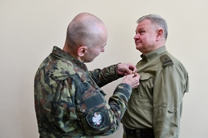 Zastępcy Komendanta Śląskiego Oddziału SG płk. SG Adama Kurek (z lewej) wręcza złotą odznakę „Zasłużony Honorowy Dawca Krwi” mjr. SG Krzysztofowi Dziadkowcowi. Zastępcy Komendanta Śląskiego Oddziału SG płk. SG Adama Kurek (z lewej) wręcza złotą odznakę „Zasłużony Honorowy Dawca Krwi” mjr. SG Krzysztofowi Dziadkowcowi.