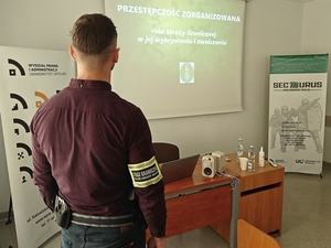 Funkcjonariusza Grupy Operacyjno-Śledczej Placówki SG w Opolu prowadzi wykład dla studentów Wydziału Prawa i Administracji Uniwersytetu Opolskiego. Funkcjonariusza Grupy Operacyjno-Śledczej Placówki SG w Opolu prowadzi wykład dla studentów Wydziału Prawa i Administracji Uniwersytetu Opolskiego.