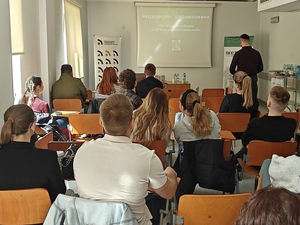 Funkcjonariusza Grupy Operacyjno-Śledczej Placówki SG w Opolu prowadzi wykład dla studentów Wydziału Prawa i Administracji Uniwersytetu Opolskiego. Funkcjonariusza Grupy Operacyjno-Śledczej Placówki SG w Opolu prowadzi wykład dla studentów Wydziału Prawa i Administracji Uniwersytetu Opolskiego.