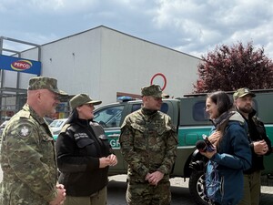  Funkcjonariusz Straży Granicznej, dziennikarka w tle sklep Pepco.