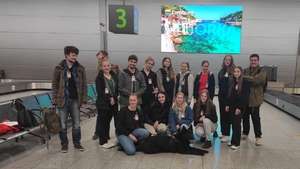  Grupowe zdjęcie uczestników z psem.