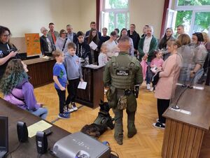  Funkcjonariusz Straży Granicznej z psem oraz uczestnicy wydarzenia
