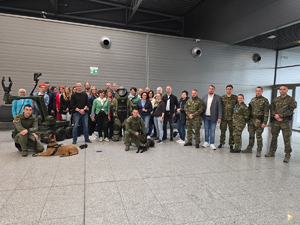  Zdjęcie grupowe: uczestnicy, funkcjonariuszy Straży Granicznej, dwa psy, robot.