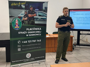  Funkcjonariusz Straży Granicznej prowadzi prelekcje. W ławkach młodzież Zespołu Szkół im. Mikołaja Kopernika w Sosnowcu.