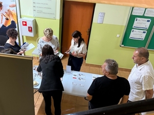  Ujęcie ze schodów stoiska wystawienniczego i osób zainteresowanych.
