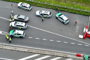  Ujęcie z drona. Radiowozy Policji i Straży Granicznej. Przy samochodach stoją funkcjonariusze
