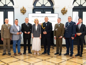  Zdjęcie grupowe Pani Minister Urszuli Demkow z odznaczonymi.