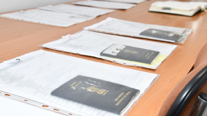  Paszporty i dokumenty. Na jednym z nich widoczny napis: Passport Republic of India