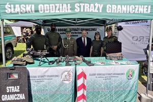  Stoisko Straży Granicznej. Płk SG Adam Kurek w towarzystwie funkcjonariuszy SG.