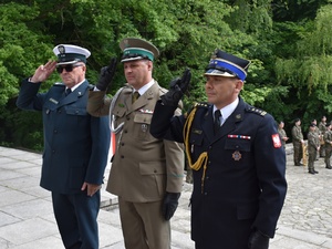  Komendant Placówki SG w Opolu, ppłk SG Jerzy Łukasik oddaje honory przy pomniku