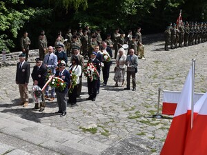  Delegacje składają kwiaty i znicze pod pomnikiem Czynu Powstańczego.