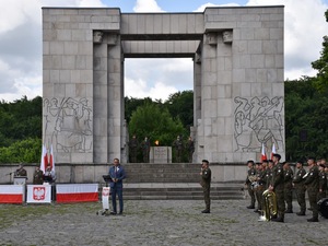  Pomnik Czynu Powstańczego na Górze św. Anny. Orkiestra. osoby przemawiające.