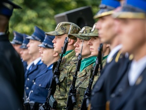  Zbliżenie na twarz funkcjonariusz Straży Granicznej.