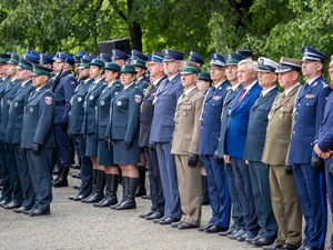  Funkcjonariusze Policji, Straży granicznej, Wojska.