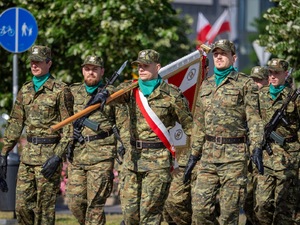  Funkcjonariusze Straży Granicznej niosący sztandar.