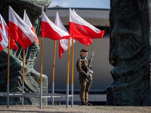  Warta honorowa, flagi Polski.