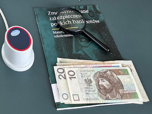  Papierowe pieniądze 10zł, 20zł, broszura, lupa.