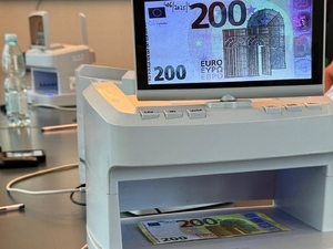  Liczarka pieniędzy. Wewnątrz banknot 200 euro.