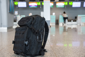  Lotnisko, terminal, pozostawiony czarny plecak