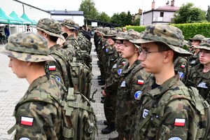  Uczniowie biorący udział w uroczystości