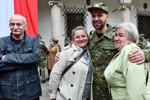  Rodziny gratulujące swoim bliskim.