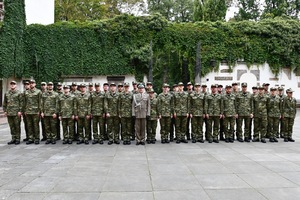  Zdjęcie grupowe nowych funkcjonariuszy z  gen. bryg. SG Andrzejem Jakubaszkiem