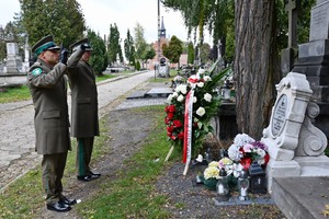  Komendant Śląskiego Oddziału SG wspólnie z Komendantem częstochowskiej Placówki symbolicznie odsłonili tablicę z imieniem nowego Patrona.