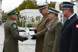  gen. bryg. SG Adam Jopek odbiera podziękowanie