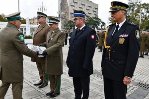  Okolicznościowe podziękowania odbiera gen. bryg. SG Andrzej Jakubaszek