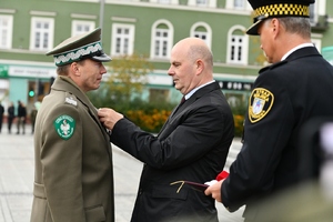  gen. bryg. SG Andrzej Jakubaszek odbiera medal