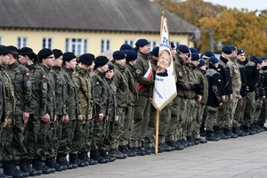  Sztandar, uczniowie stojący w szerego