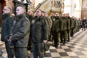  Funkcjonariusze SG stojący w Kaplica Cudownego Obrazu Czarnej Madonny Matki Bożej Częstochowskiej