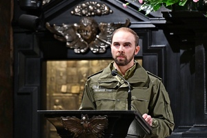  Funkcjonariusz SG odczytujący modlitwę wiernych