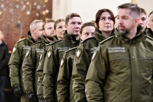  Funkcjonariusze SG stojący w Kaplica Cudownego Obrazu Czarnej Madonny Matki Bożej Częstochowskiej