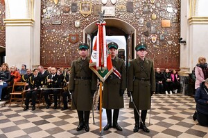  Poczet sztandarowy przy wejściu do kościoła